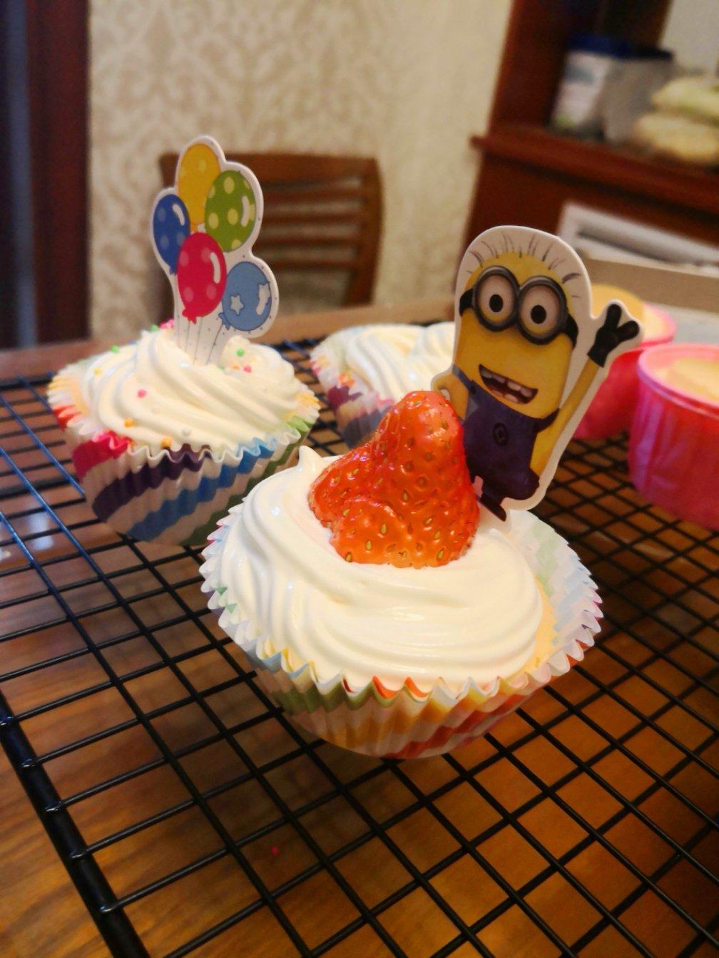 小羊爱diy做的【圣诞款】草莓纸杯蛋糕