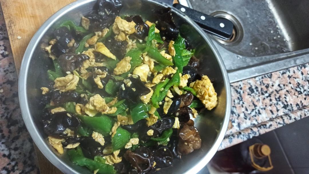 黑木耳青椒炒鸡蛋（营养又下饭）