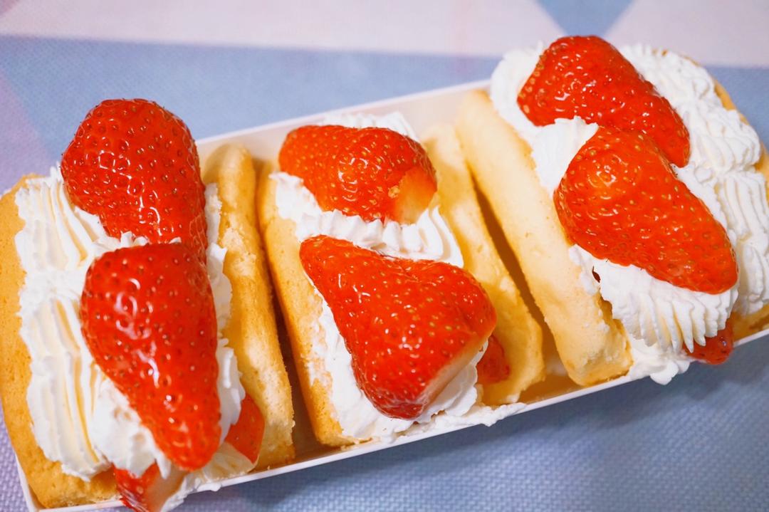 韩国最热门的甜品店Le Bread Lab的草莓蛋糕卷