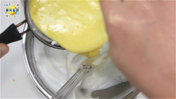 烫面法柠檬蛋糕，添加酸奶配方，口感绵密扎实，彻底解决出筋难题的做法 步骤11