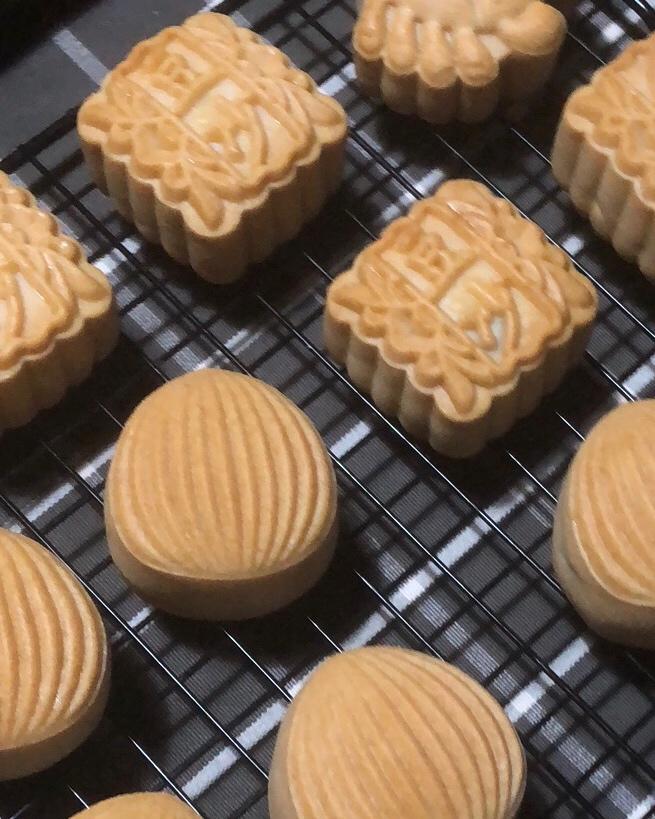 广式月饼—蛋黄莲蓉月饼