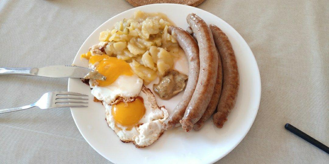 德式煎图林根香肠配肉汁土豆泥