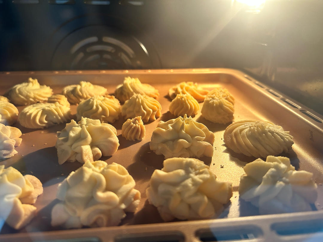 酥掉渣淡奶油曲奇饼干，无需挤花技巧，轻松做出可爱外形，花纹立体不塌