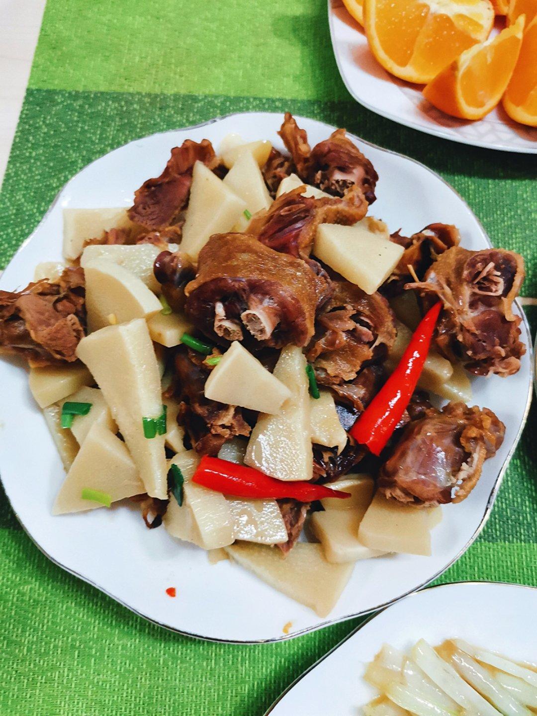 酸笋焖鸭
