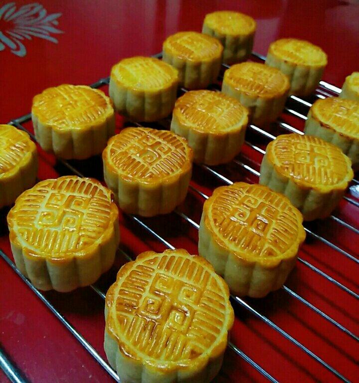广式月饼－－蛋黄豆沙月饼