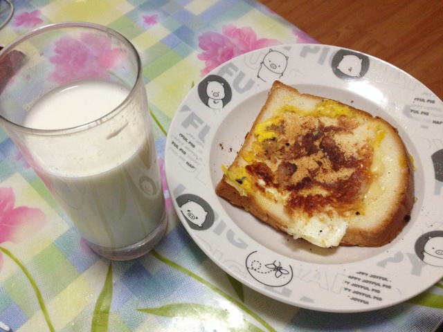鸡蛋火腿藏在吐司里