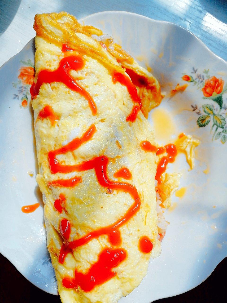 诱人番茄酱蛋包饭