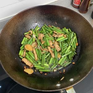 蒜苔炒肉的做法 步骤1