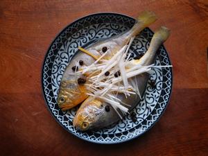 豆豉培根蒸小黄花鱼的做法 步骤2
