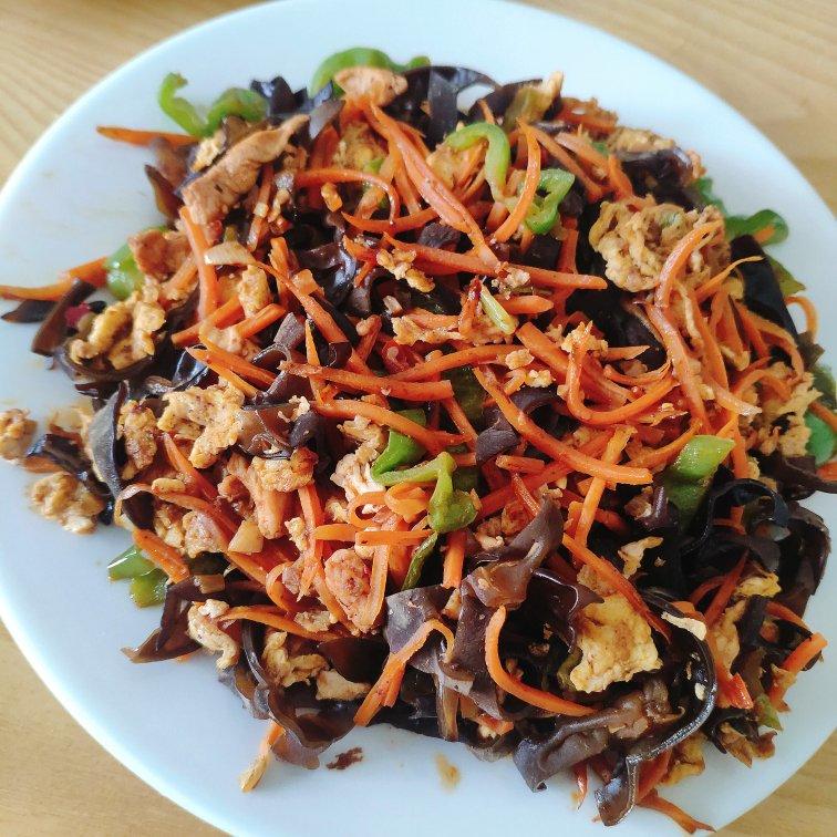 青椒木耳胡萝卜丝炒鸡蛋