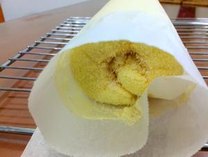 练奶椰香蛋糕卷的做法 步骤12