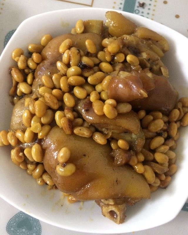 美味的黄豆炖猪蹄