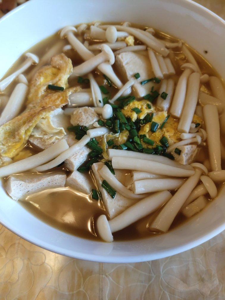 海鲜菇豆腐汤，超简单，晚上喝一碗暖暖的🍲