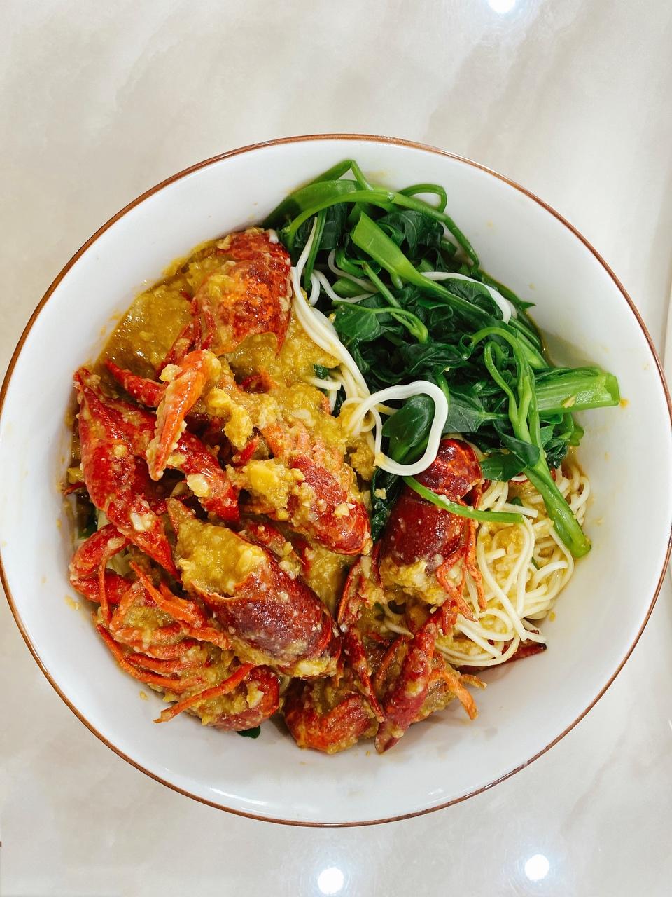 金沙蒜蓉小龙虾拌面的做法