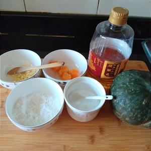 咸蛋黄焗南瓜的做法 步骤1