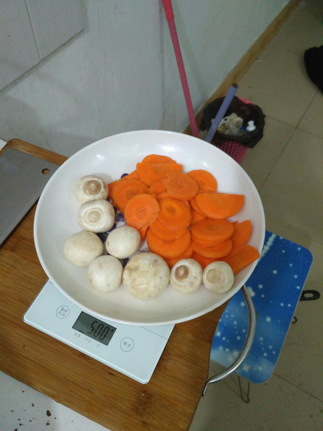 蘑菇炒胡萝卜的做法