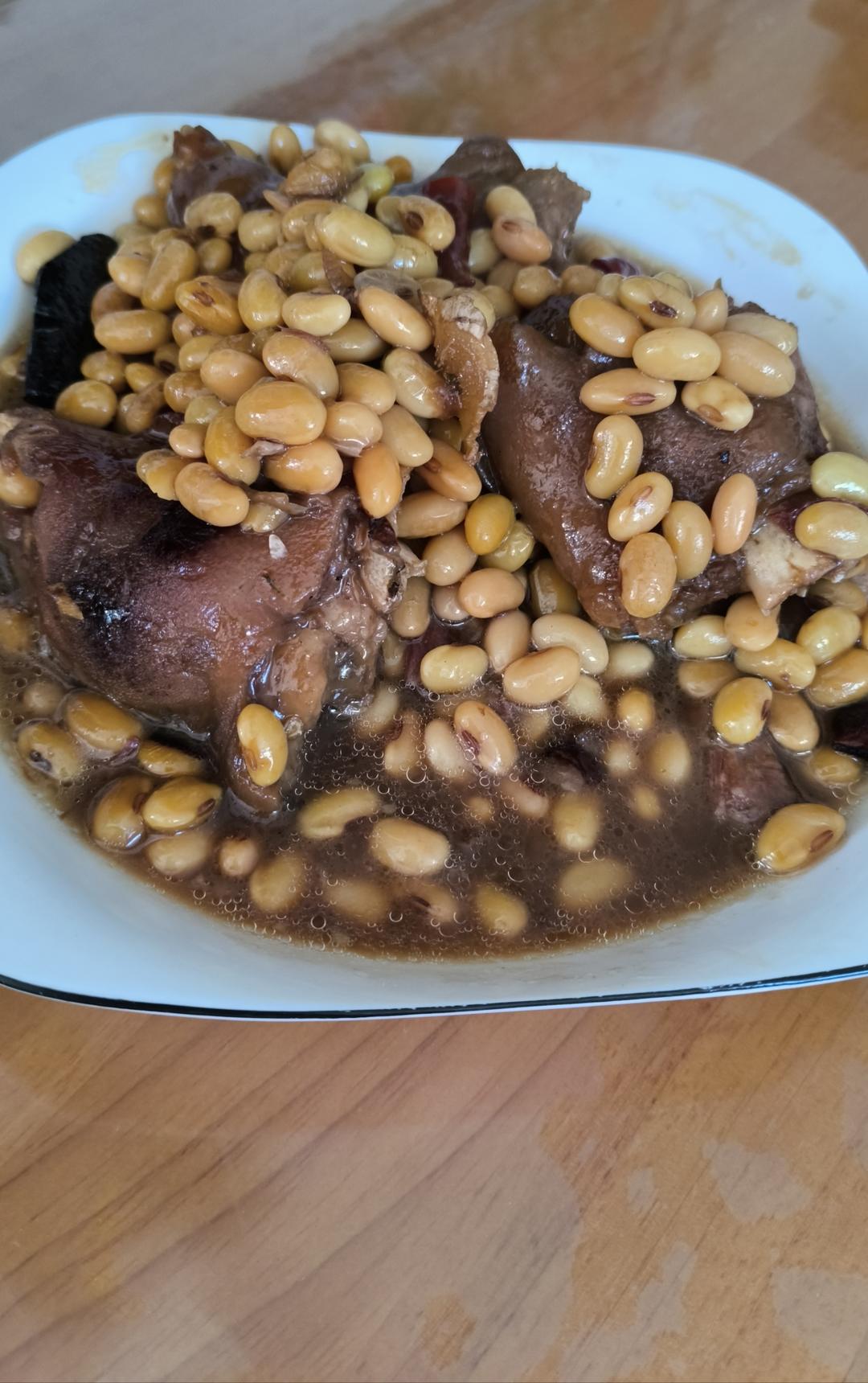 流口水的黄豆炖猪蹄