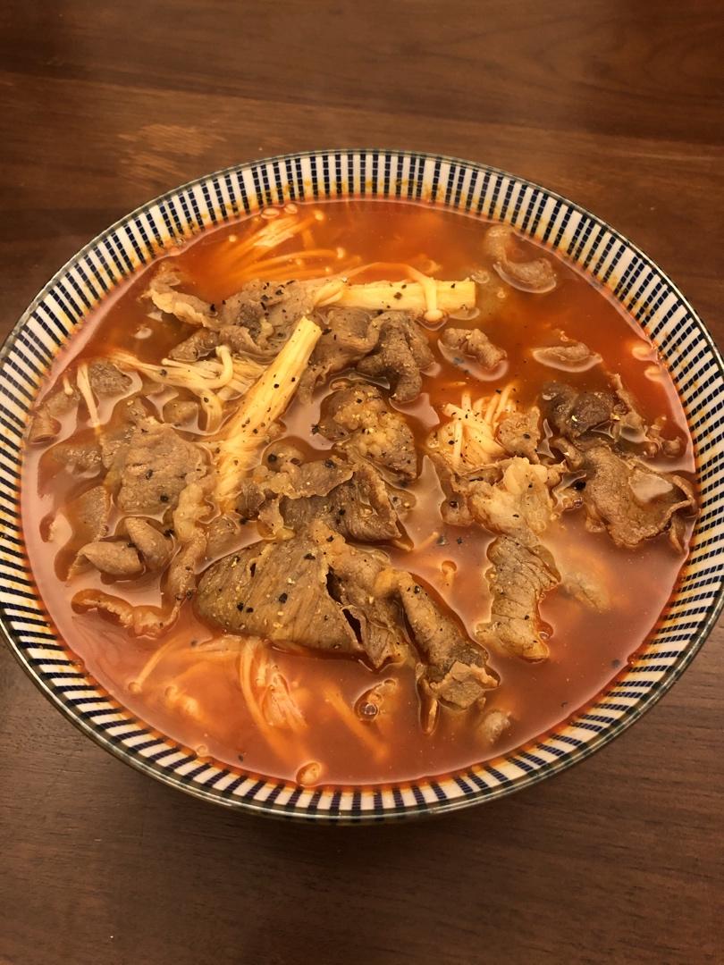 番茄金针菇肥牛锅 鲜到眉毛掉