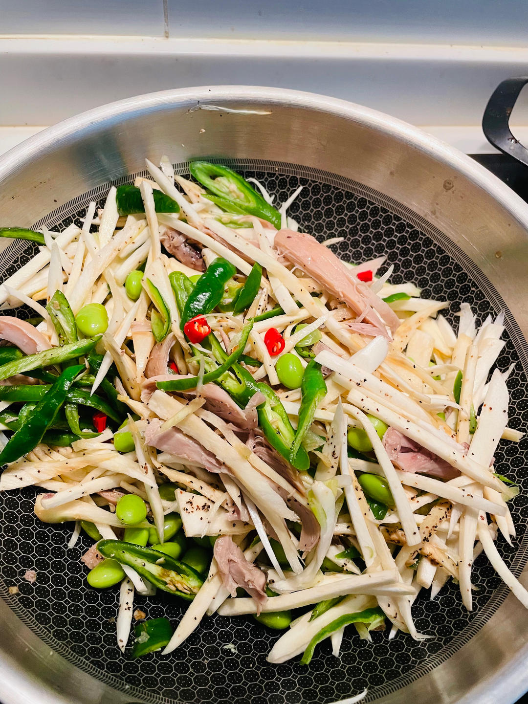 夏日快手菜：毛豆茭白青椒鸡肉丝的做法