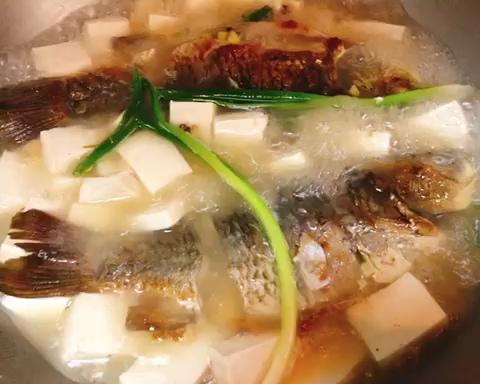 简单好做的鲫鱼豆腐汤的做法