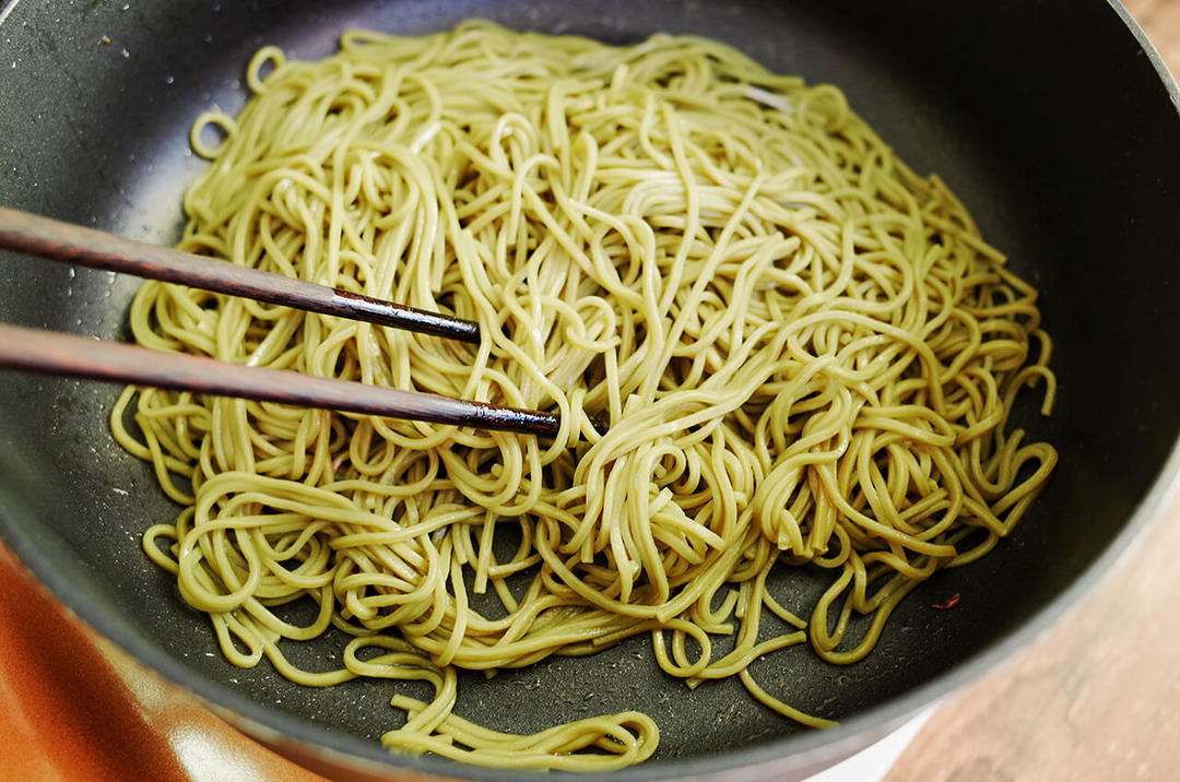 《逃避虽可耻但有用》（平匡桑直授的）瓦片抹茶荞麦面的做法 步骤6