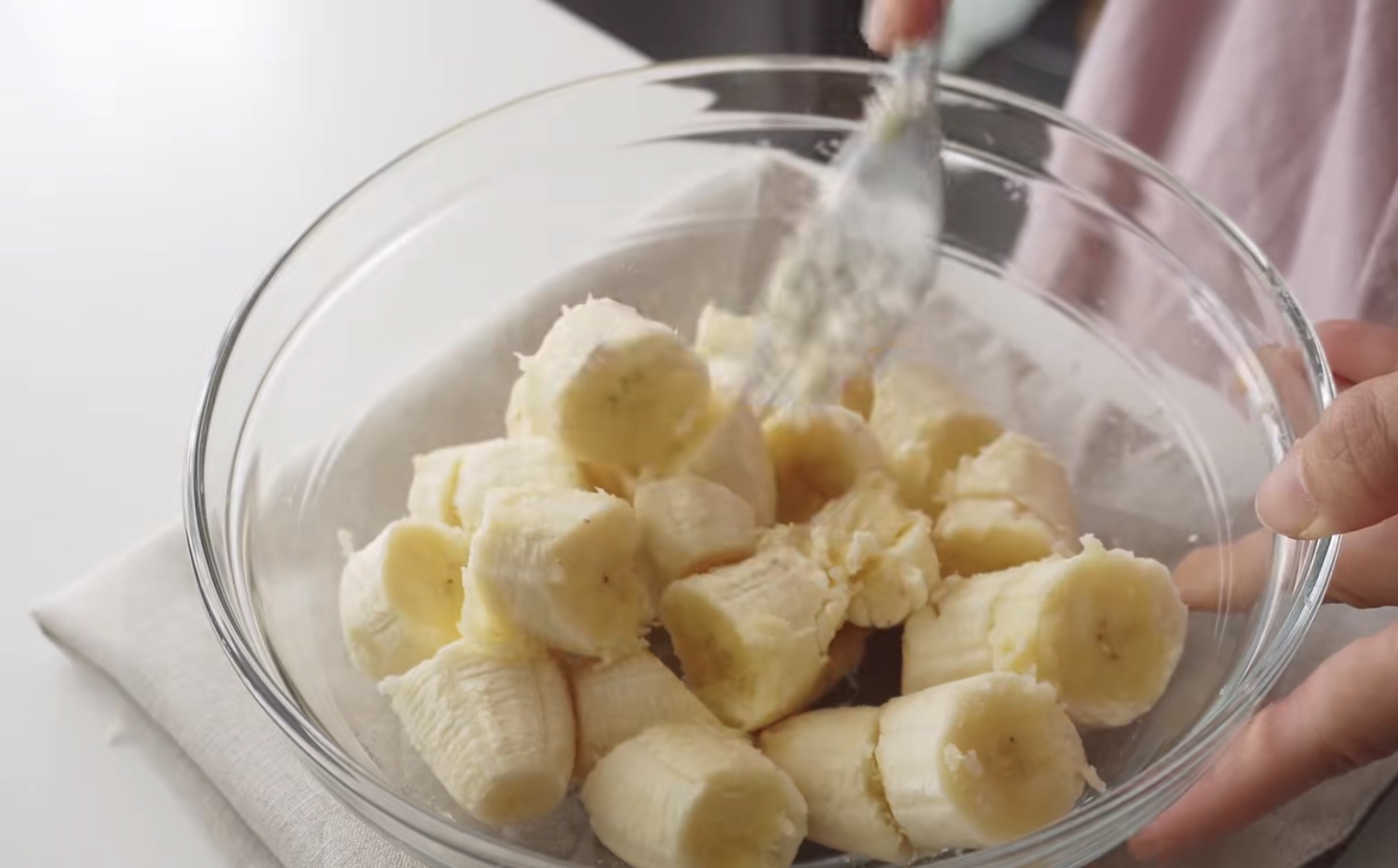 零难度！朴实健康的椰油香蕉坚果蛋糕，冷藏一晚更好吃～早餐必备～的做法 步骤1