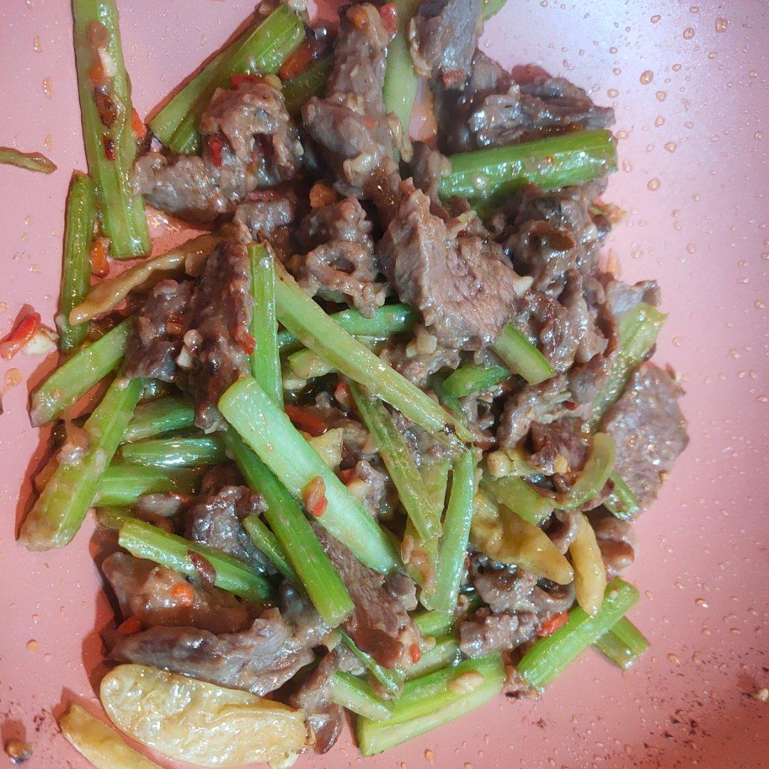 好吃到邻居敲门蹭饭的芹菜炒牛肉！