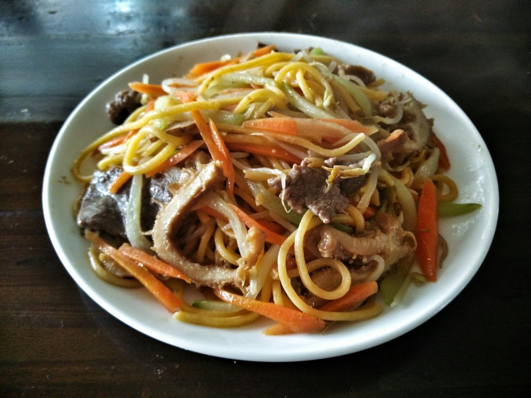 在pakn save买的油面,加牛肉牛肚豆芽胡萝卜拂手瓜做炒面,快手好吃