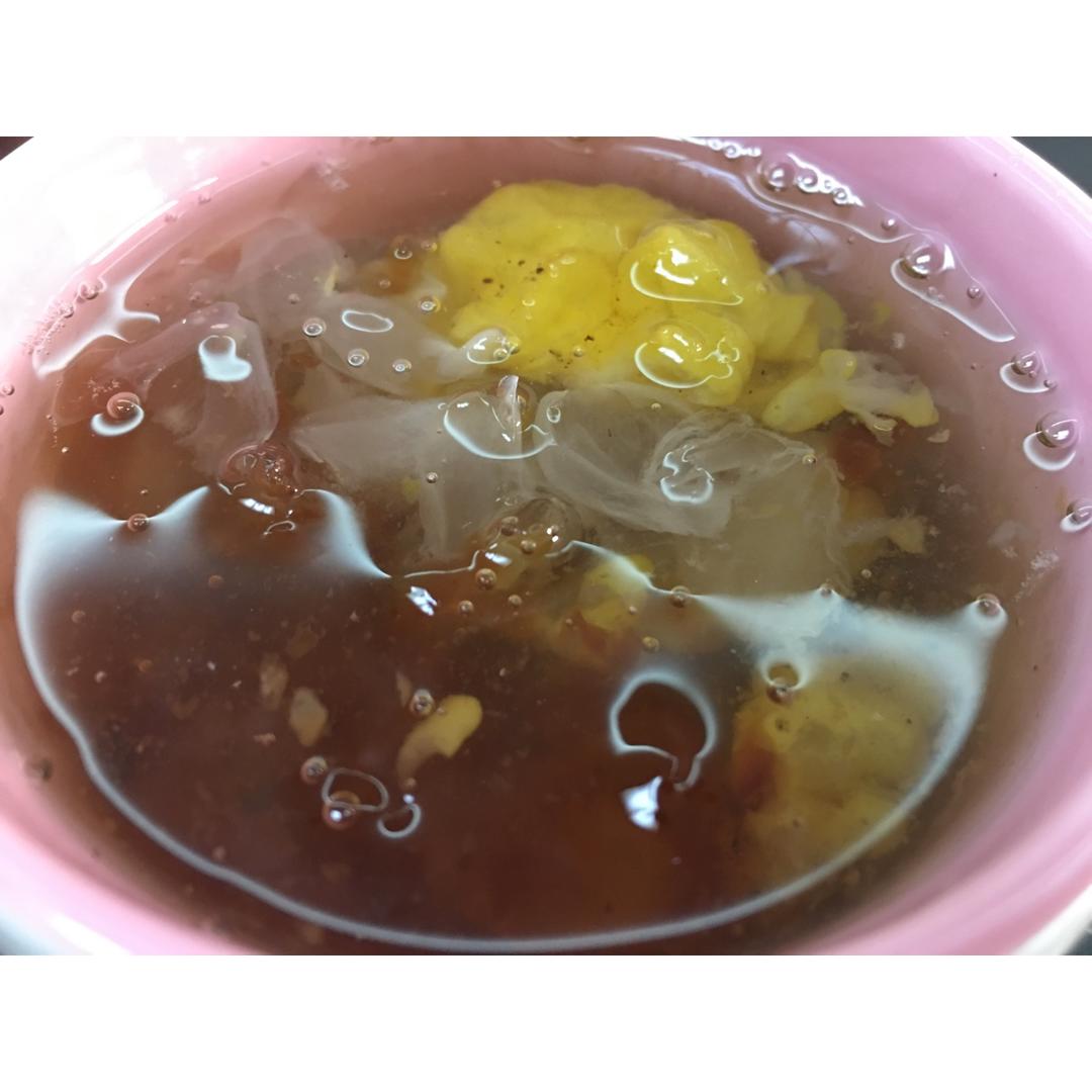 美容润肤 益气补血《桃胶皂角米百合银耳红枣羹》