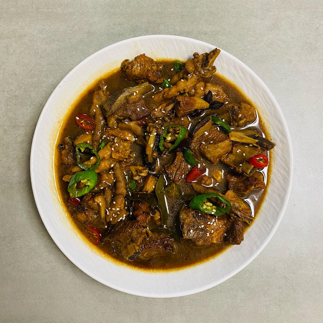 鸡翅鸡爪排骨煲的做法