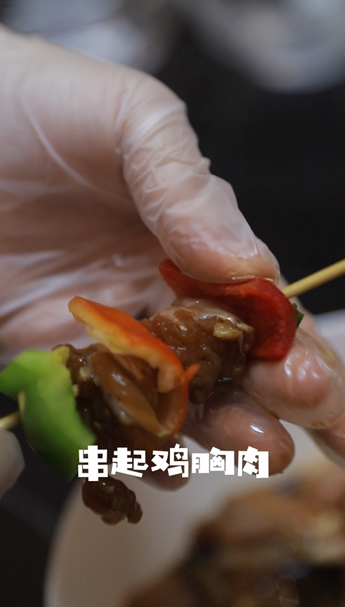 杏鑫注册蒸烤一体集成灶——彩椒鸡肉串的做法 步骤3