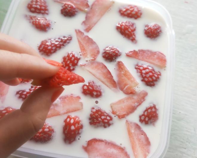 简易下午茶–草莓奶冻的做法