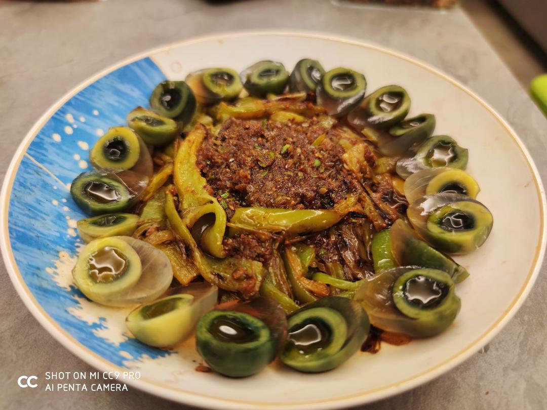 厨师长教你：“烧椒皮蛋”的家常做法，味道棒极了，先收藏起来