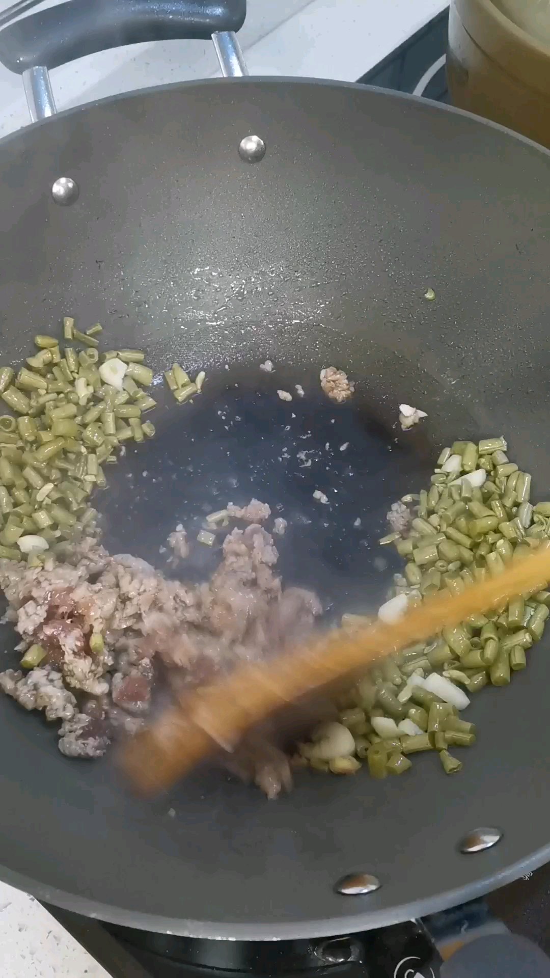 酸豇豆炒肉沫的做法 步骤5