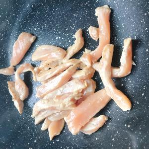 减脂必备——卷心菜炒鸡胸肉的做法 步骤1