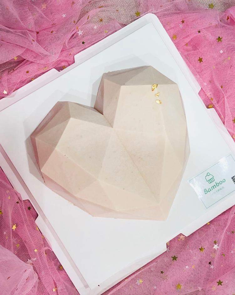 self5213做的钻石心形草莓奶酪慕斯蛋糕