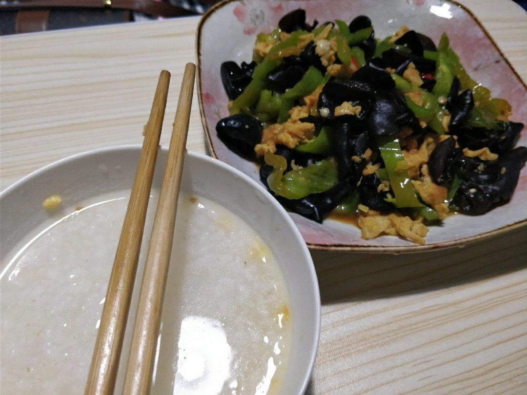 黑木耳青椒炒鸡蛋（营养又下饭）