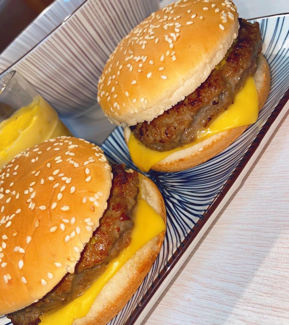 正宗的麦当劳双吉牛肉汉堡