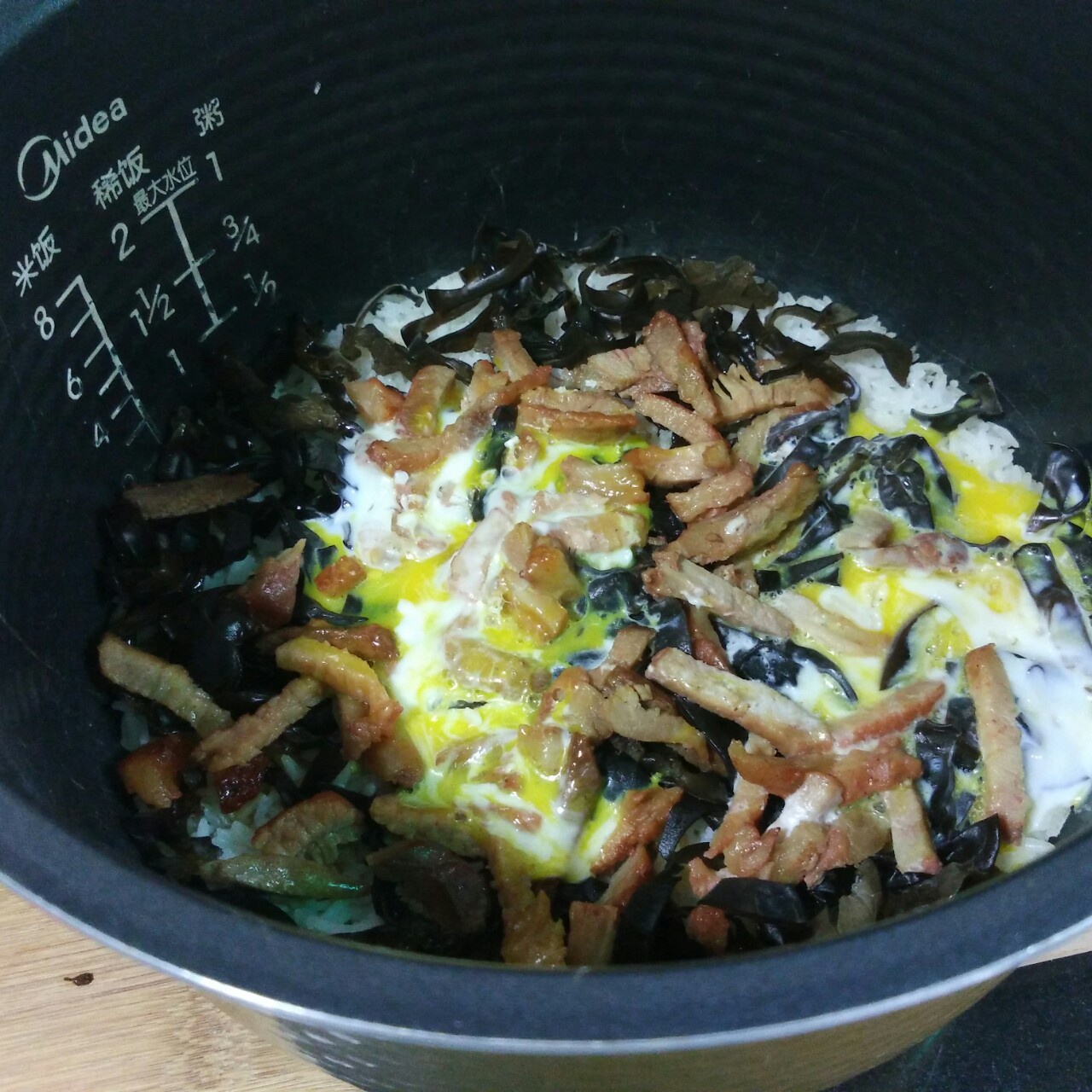 叉烧木耳丝窝蛋饭