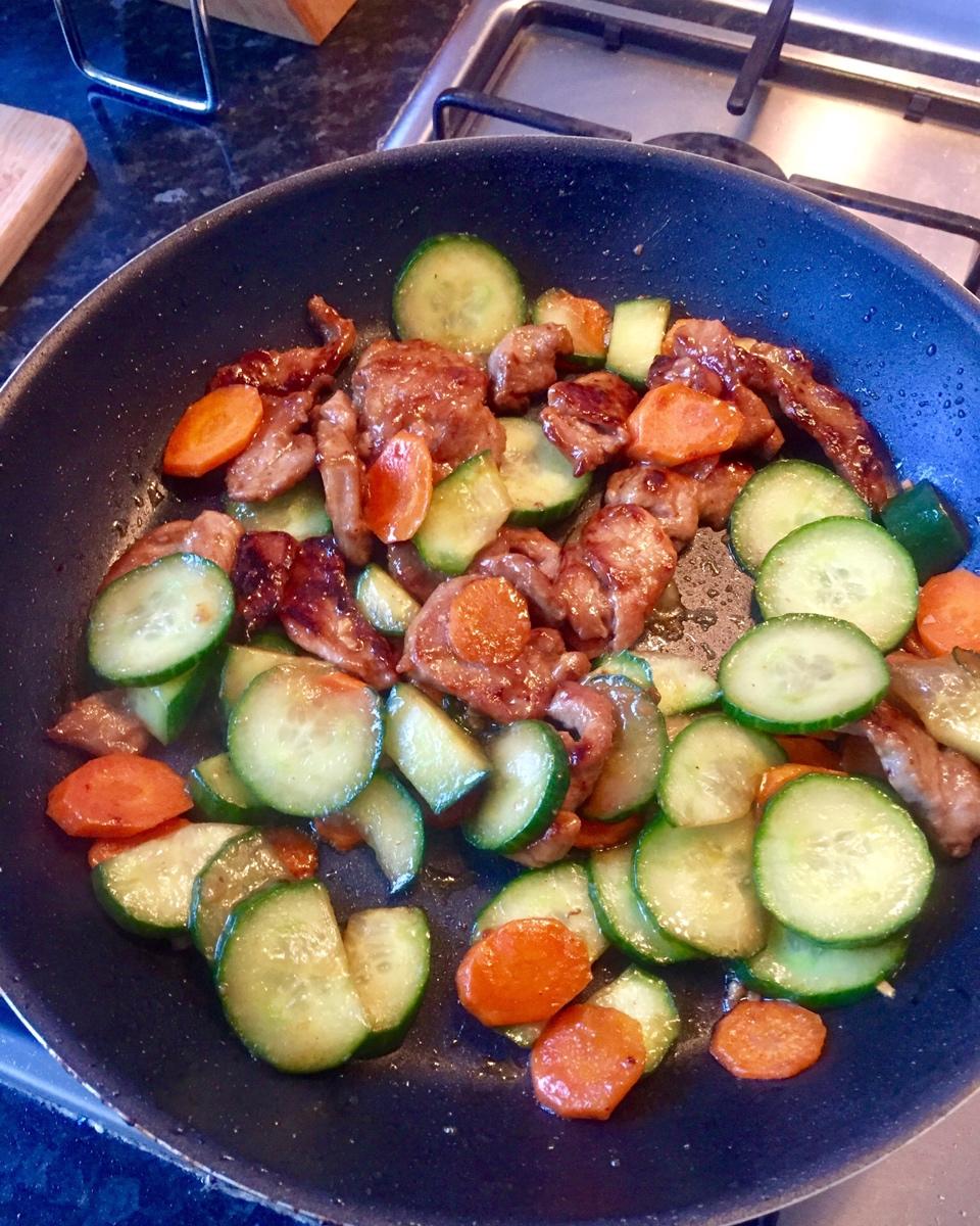 胡萝卜青瓜炒肉片