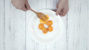 咸蛋黄焗南瓜，黄金好搭档！的做法 步骤1