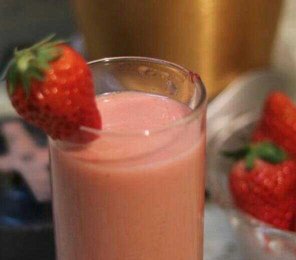 草莓酸奶汁的做法