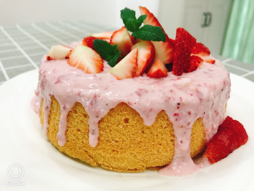 酸奶草莓装饰蛋糕