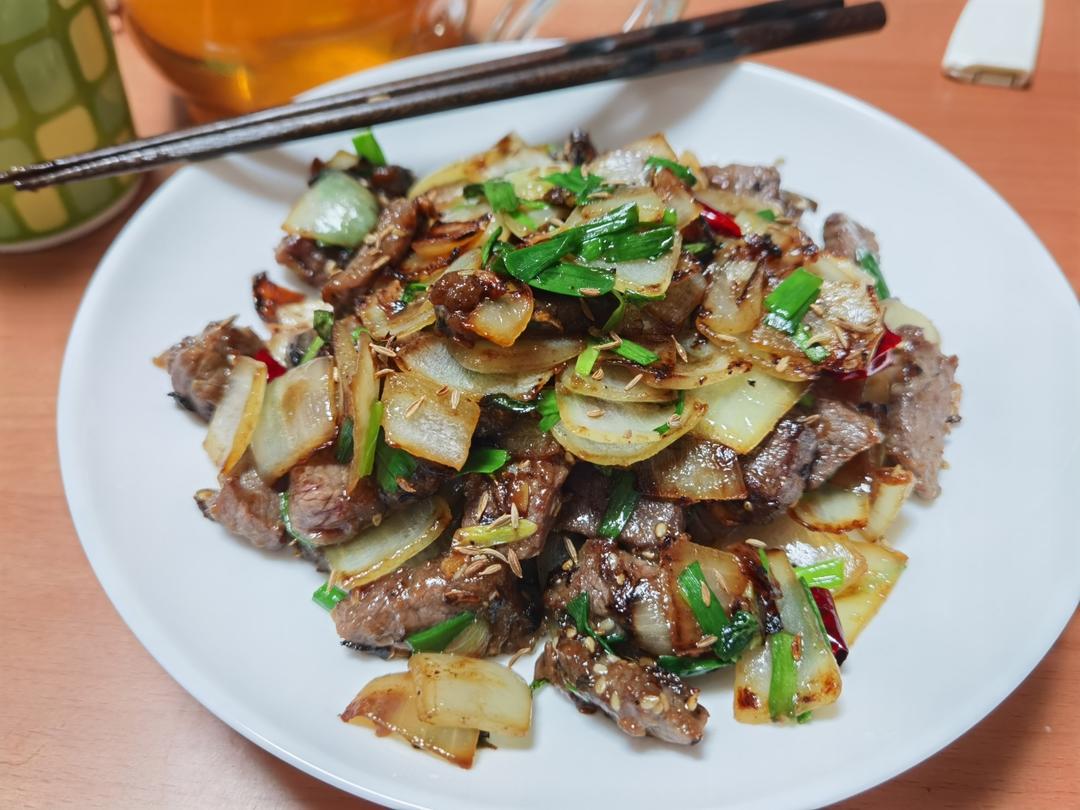 孜然洋葱炒牛肉粒