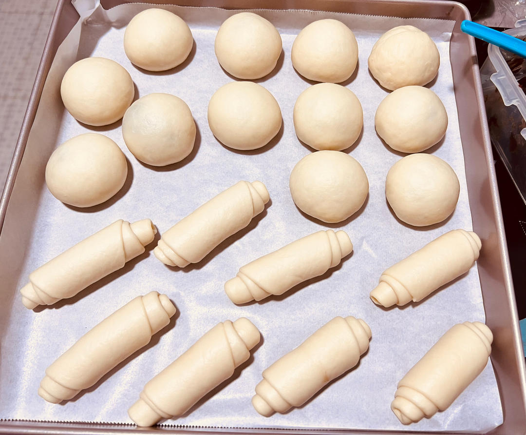 又香又软又拉丝，咬一口奶香十足！超治愈的淡奶油波兰种小餐包