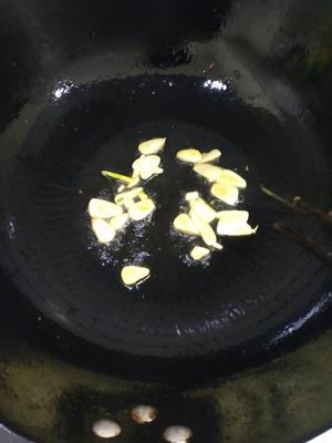蟹味菇炒青菜的做法 步骤3