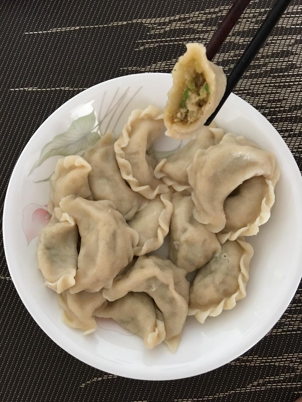 芹菜胡萝卜猪肉水饺