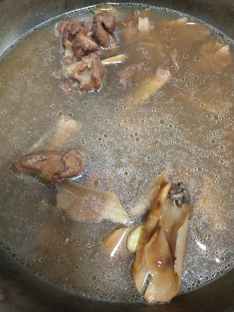 清热祛湿汤：牛大力土茯苓玉竹猪骨汤