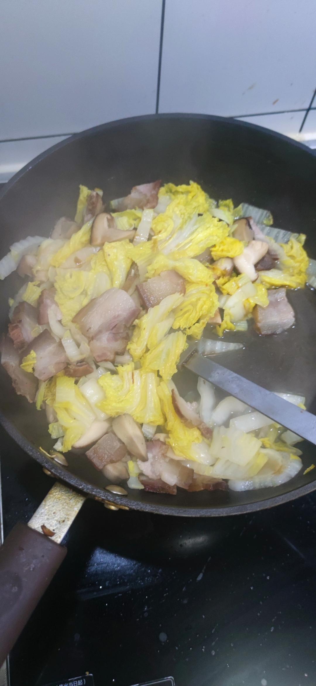 超级鲜美的香菇腊肉炖白菜