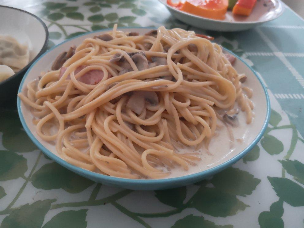 用牛奶代替奶油的                培根蘑菇意大利面🍝 Creamy bacon       mushroom fettuccine